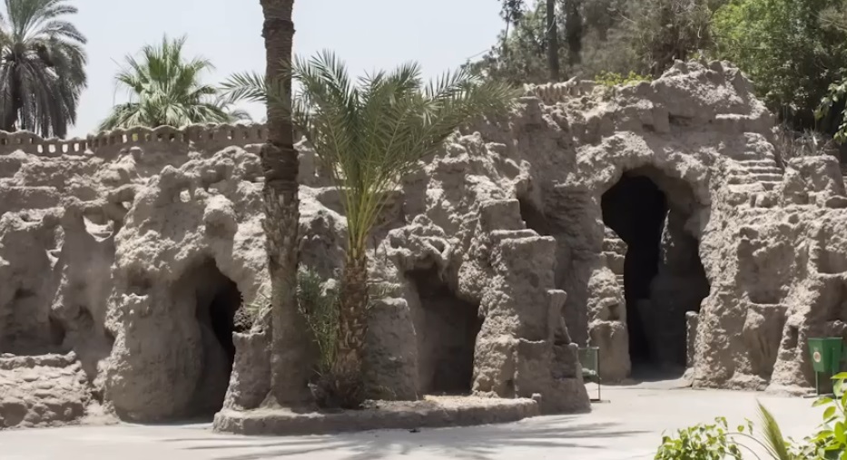 Aquarium Grotto Garden